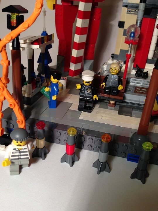 LEGO MOC - Новогодний Кубик 2014 - Новый 2014 LeGod: Обратите внимание, как хулиган поджег феерверки раньше времени, по законам Lego он незамедлительно превратился в преступника в тюремной робе, но у полицейского глаз - алмаз, и он тут же бросился его догонять!