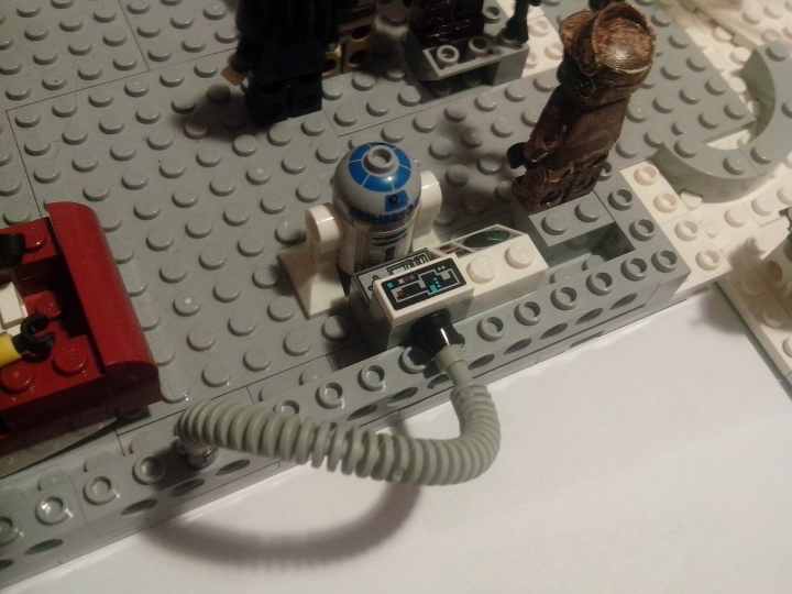 LEGO MOC - Новогодний Кубик 2014 - Новый Год, не только есть на нашей планете...: R2- управляет всей техникой