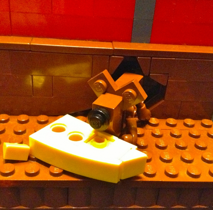 LEGO MOC - 16x16: Animals - Матильда и Тюдор Генри Vll: При агрессивном затемнении отчетливо видно трещину в кирпичной стене. На подбор формы и деталек ушло больше всего времени.