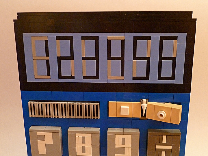 LEGO MOC - 16x16: Technics - Калькулятор: Дисплей 6-разрядный, под ним находится солнечная батарея и кнопка вкл/выкл.