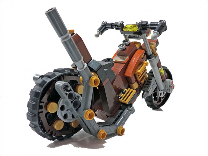 LEGO MOC - Мини-конкурс 'Lego Technic Motorcycles' - SteamBike 'AnSign': Выброс пара осуществляется через латунную магистраль, проходящую по правому борту байка.