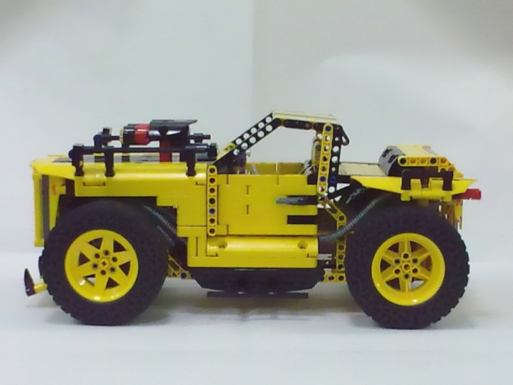 LEGO MOC - Technic-конкурс 'Легковой автомобиль' - Родстер 'Хищник': Гордый античный профиль позволяет хорошо разглядеть мощные пороги и слегка наклоненную назад крышу.