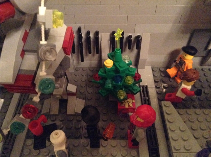 LEGO MOC - Новогодний Кубик 3015 - Завтра была война...: Но даже через 1000 лет главным символом Нового года остается елка.