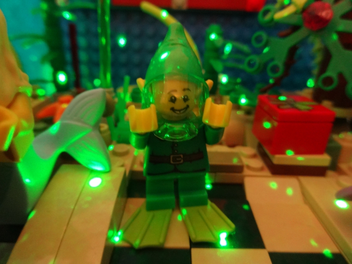 LEGO MOC - Новогодний Кубик 3015 - Подводная страна встречает Новый год. : Эльф приплыл и все обрадовались , потому , что он был очень добрым и любил повеселиться.