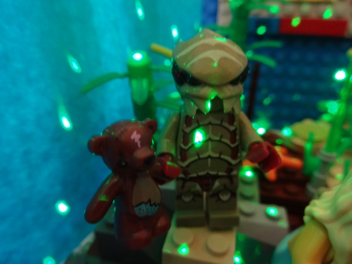 LEGO MOC - Новогодний Кубик 3015 - Подводная страна встречает Новый год. : Подводному жуку Колди достался порванный мишка, так как он попал в чёрный список, но он не расстроился.<br />
