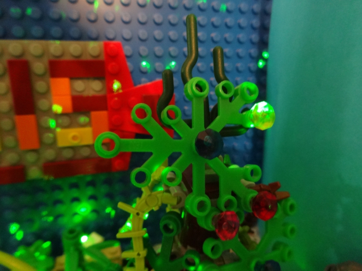 LEGO MOC - Новогодний Кубик 3015 - Подводная страна встречает Новый год. : Ёлка была украшена очень красивыми шариками, которые ярко блестели.