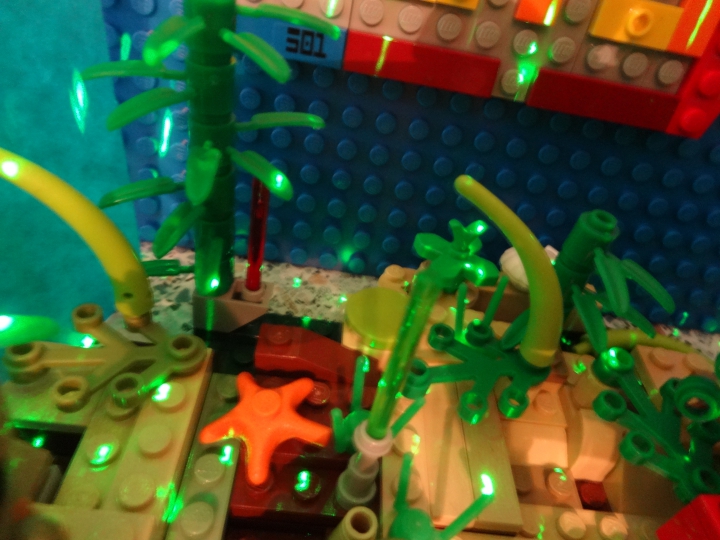 LEGO MOC - Новогодний Кубик 3015 - Подводная страна встречает Новый год. : На дне океана растёт много различных растений и водорослей. виднеется даже мидия и морская звезда.<br />
