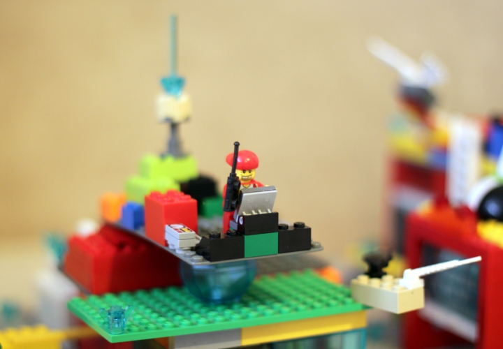 LEGO MOC - Новогодний Кубик 3015 - Новый год на Меркурии.: Станция Деда Мороза, на которой сейчас работает его    будущий помощник.