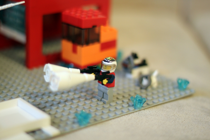 LEGO MOC - Новогодний Кубик 3015 - Новый год на Меркурии.: Дед Мороз будущего стреляет снегом из снегомёта. Снег сразу тает, ведь Меркурий - ближайшая к солнцу планета.