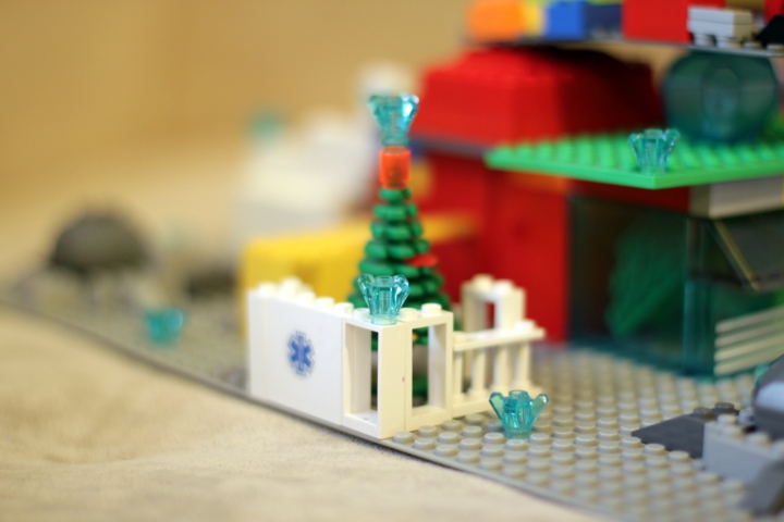 LEGO MOC - Новогодний Кубик 3015 - Новый год на Меркурии.: Ёлка, которая лениво огорожена людьми от жары блоками льда. Он дырявый, сразу тает.