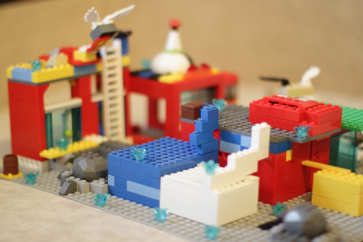 LEGO MOC - Новогодний Кубик 3015 - Новый год на Меркурии.: Контейнеры, в которых запасены запасы: в жёлтом-еда, в синем-вода,в белом-воздух, обогащённый кислородом.