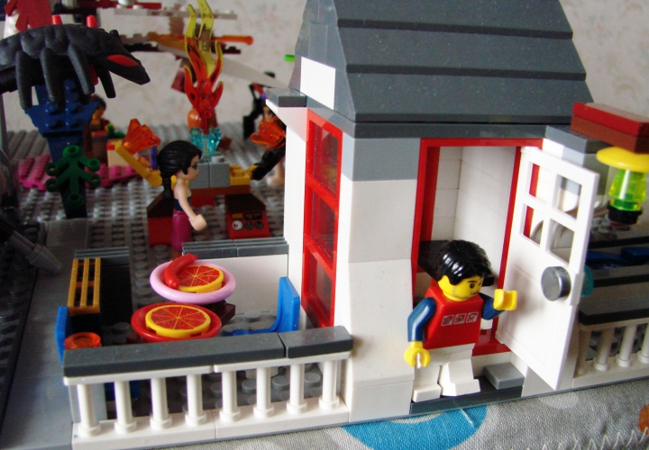LEGO MOC - Новогодний Кубик 3015 - Вечеринка с инопланетянами: Через 1000 лет люди стали питаться только пиццей и сосисками, поэтому гостям в качестве новогоднего угощения приготовили именно эти блюда. 
