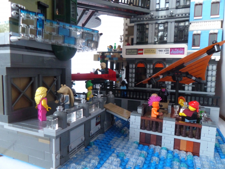 LEGO MOC - Новогодний Кубик 3015 - Празднование Нового года в городе будущего: Кто-то предпочитает новогодней ёлке барную стойку, и отправляется на нижний уровень.
