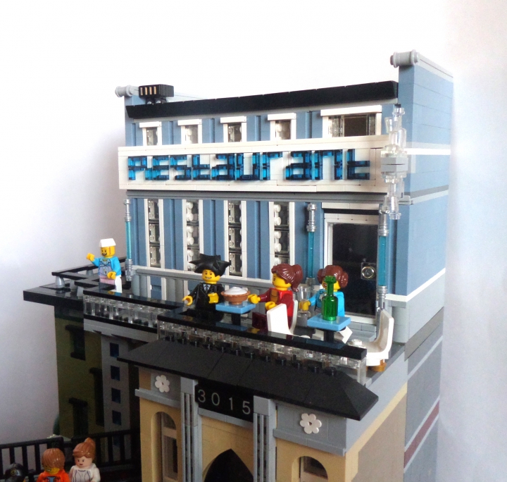 LEGO MOC - Новогодний Кубик 3015 - Празднование Нового года в городе будущего: Другие же отмечают праздник в ресторане, наверху.