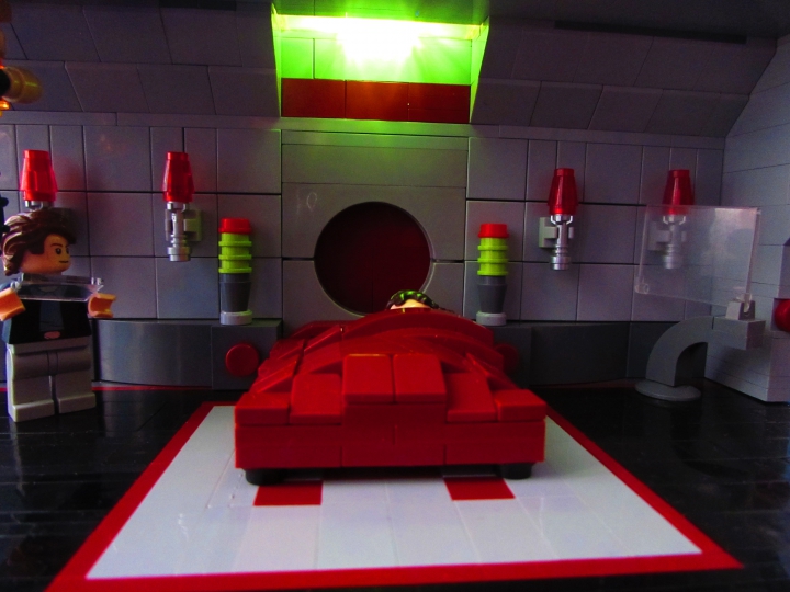 LEGO MOC - Новогодний Кубик 3015 - Земля. Новый 3015 год.: Над кроватью находится световая панель.