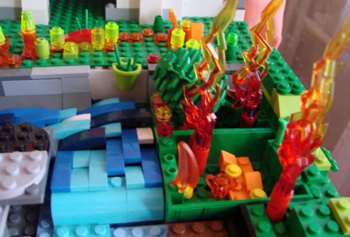 LEGO MOC - Мир Юрского периода - Пожар!: И вовремя! Через несколько минут огонь добрался и до гнезда. 