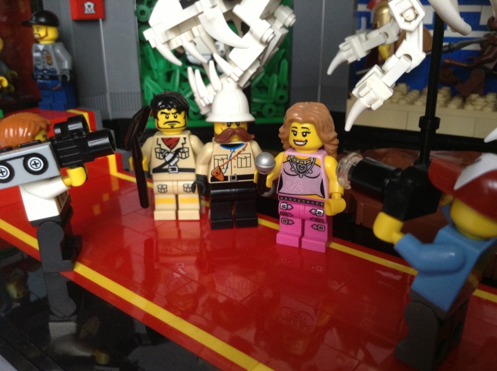 LEGO MOC - Мир Юрского периода - Новый экспонат в городском музее : Реконструируя скелет, профессора старались придать обнаруженным костям динамичную позу.  Всеми своими теориями о повадках огромного ящера они поделились с читателями 'бла-бла-новости'.