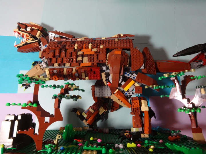 LEGO MOC - Мир Юрского периода - Тиранозавр: Мой Тиранозавр очень большой! Он бежит на поиски еды и он очень зверски рычит!