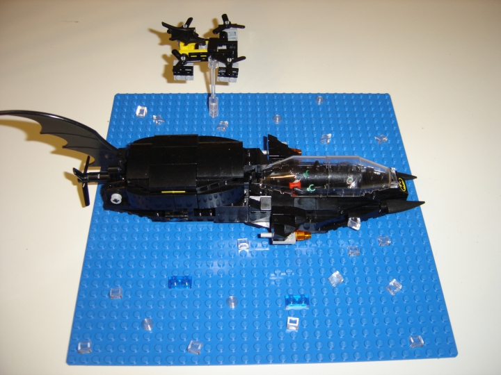 LEGO MOC - Погружение - Подводная лодка Бэтмена: БПЛА завис рядом с лодкой, контейнер закрыт.