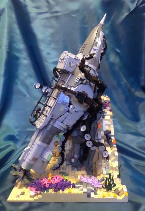 LEGO MOC - Погружение - В объятиях спрута: Подводная лодка в попытках освободиться от хватки огромного спрута, вылезшего из своего ущелья.
