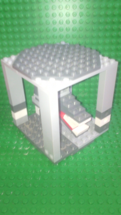 LEGO MOC - Битва Мастеров 'В кубе' - Легенда о великом вожде Алеке Сероухом, повелителе волков: 'Так как его памятник должны видеть все волки деревни, скульптуру часто перевозят в коробке 10×10×10, куда он прекрасно помещается.'