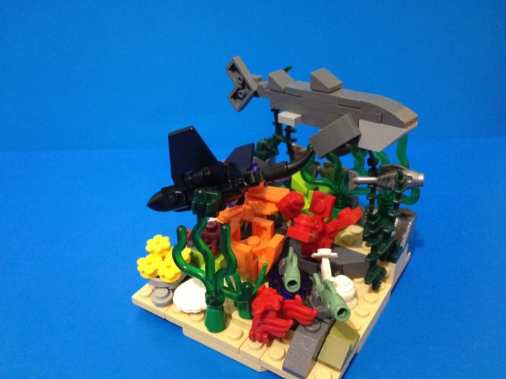 LEGO MOC - Битва Мастеров 'В кубе' - Океан в кубе.: Теперь рассмотрим саму самоделку.<br />
вся она расположена на пластине 10 на 10, согласно правилам конкурса. В высоту она тоже не превышает 10 пинов. 