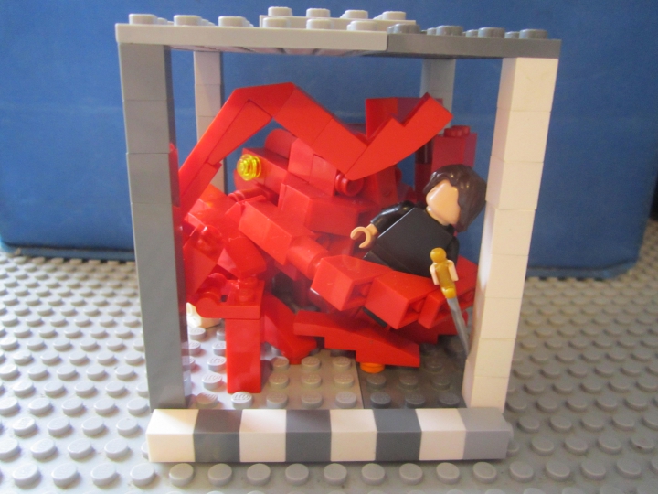 LEGO MOC - Битва Мастеров 'В кубе' - Бой со спрутами.: Работа в кубе 10х10х10. высота куба равна восьми кубикам. Столбик в восемь кубиков рядом с кубом - эталон, показывающий, что восемь кубиков равны десяти штырькам.
