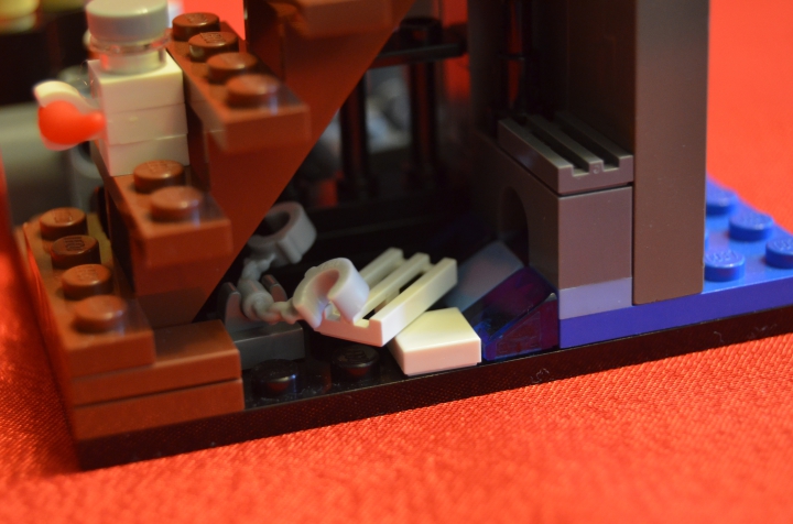 LEGO MOC - Битва Мастеров 'В кубе' - Атака на Темный Замок: Теперь рассмотрим подробнее интерьер. Темница. На полу валяются чьи-то останки, освещенные огнем факела. Эта прекрасная картина дополняется журчащей сточной водицей.