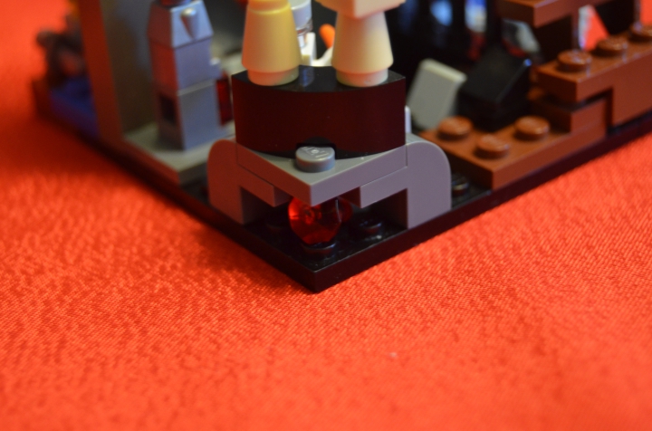 LEGO MOC - Битва Мастеров 'В кубе' - Атака на Темный Замок: Под этими остатками находится главное сокровище замка – Рубин Ярости.