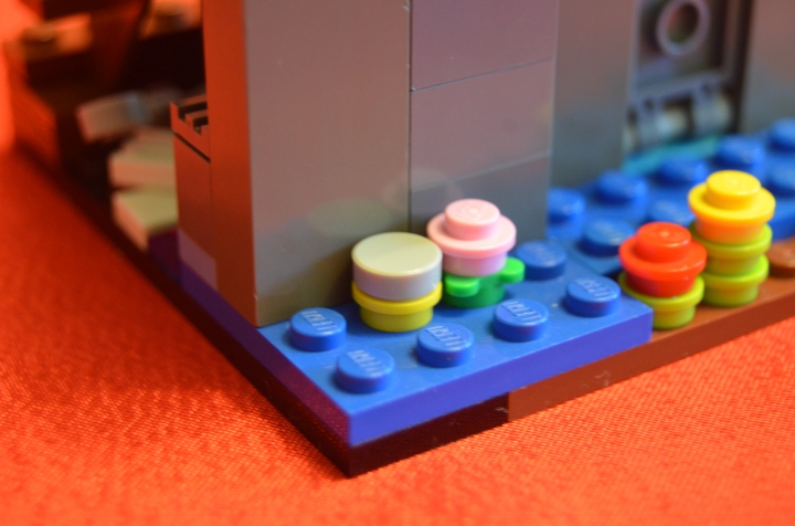 LEGO MOC - Битва Мастеров 'В кубе' - Атака на Темный Замок: Незаметно для стражников, Грин прыгнул в воду, чтобы проникнуть в замок через водосток.