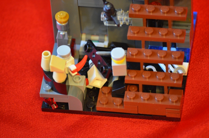 LEGO MOC - Битва Мастеров 'В кубе' - Атака на Темный Замок: …для большого побега! Один из стражей был ликвидирован во время взрыва, но осталось еще трое.
