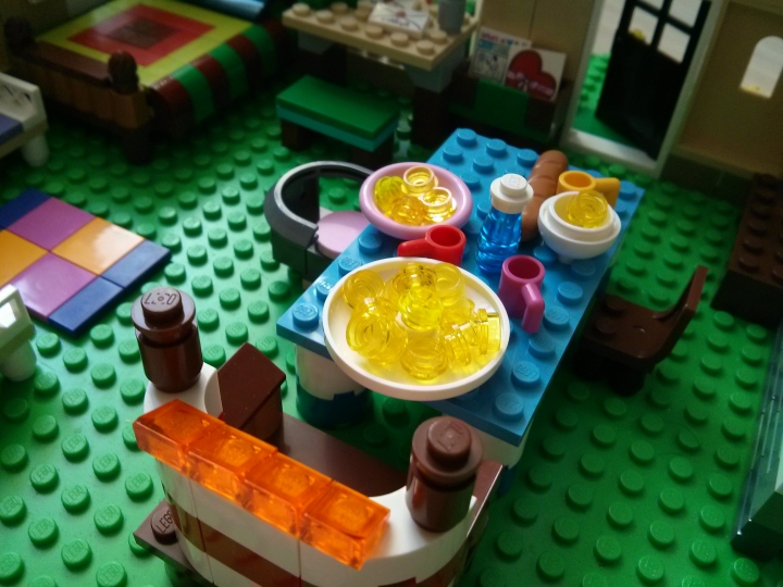LEGO MOC - Чудеса русских сказок - Маша еще не пришла..: Стол накрыт, похлебка потихоньку остывает