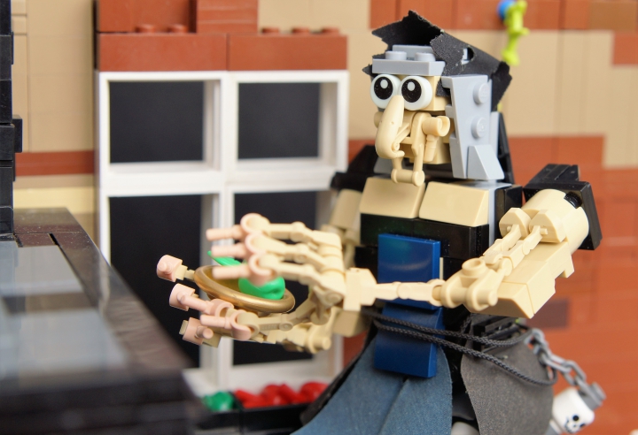 LEGO MOC - Чудеса русских сказок - Путь Яги: Фрау Костяная Нога поражена видом, открывшемся ей в блюдечке с наливным яблоком