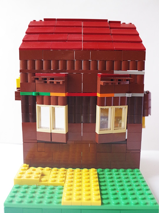 LEGO MOC - Чудеса русских сказок - Колобок: Деревянный дом с закрытыми окнами.