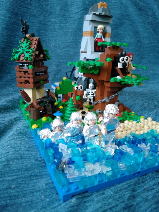 LEGO MOC - Чудеса русских сказок - 'Лукоморье': ...Там о заре прихлынут <br />
                    волны<br />
На брег песчаный и<br />
                 пустой     <br />
И тридцать витязей<br />
              прекрасных<br />
Чредой из вод выходят<br />
                ясных,<br />
И с ним дядька их <br />
             морской...
