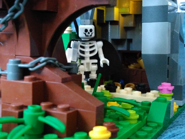 LEGO MOC - Чудеса русских сказок - 'Лукоморье': ...Там царь Кащей<br />
      Над златом чахнет...