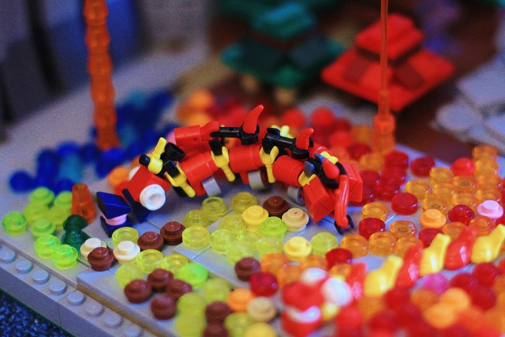 LEGO MOC - Новогодний Кубик 2017 - Чуньцзе: И праздник продолжился - многие угощения наполнили желудки, радость наполнила сердца, а праздничный дракон извивался, веселя народ... 