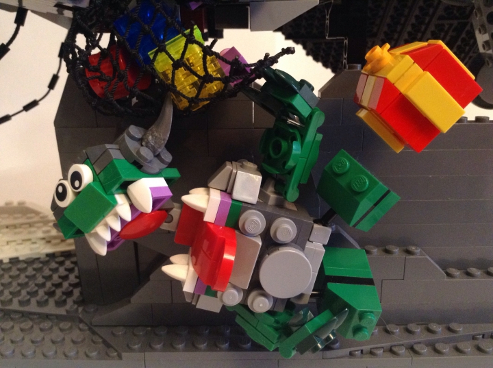 LEGO MOC - Новогодний Кубик 2017 - Операция 'Много подарков для Оркомикселей': Сетка не выдержала веса Горка,  разорвалась и подарки посыпались 