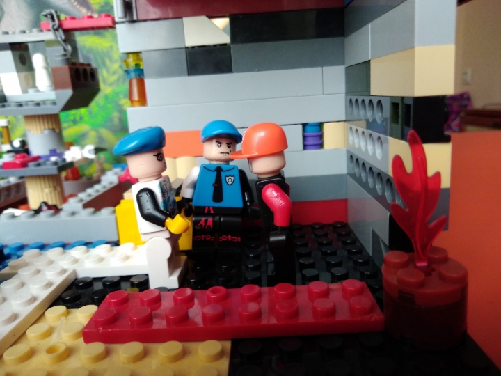 LEGO MOC - Конкурс Детективов - Расследование пропавшего яйца с фермы динозавров: Идёт допрос свидетелей - сотрудников 