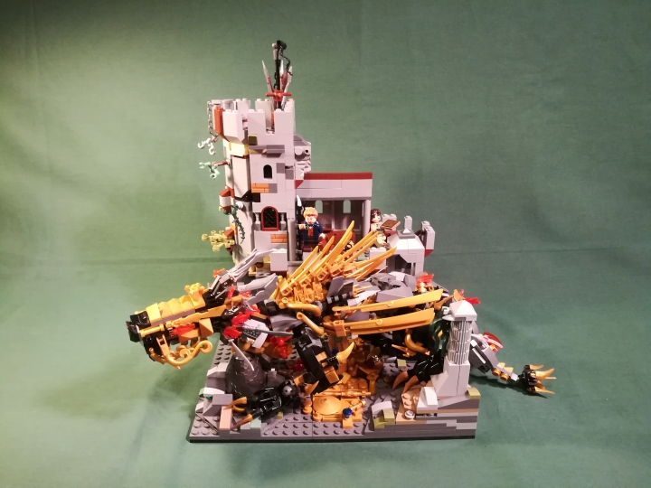 LEGO MOC - Фантастические твари и кто их фантазирует - Императорский метаморфозмей (Золотой Ужас).: Метаморфозмей, охраняющий сокровища и гнездо на фоне Западной башни. Вид спереди. Размер основы крепости: 30x30.