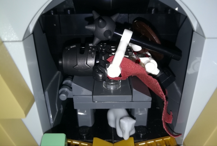 LEGO MOC - Фантастические твари и кто их фантазирует - Императорский метаморфозмей (Золотой Ужас).: Обратите внимание на гробницу времён графа N. Предположительно, эта гробница ему и принадлежит.