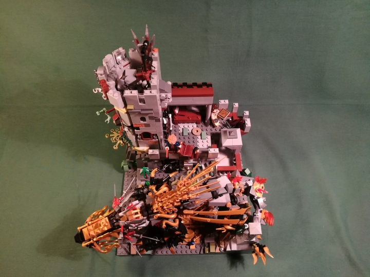 LEGO MOC - Фантастические твари и кто их фантазирует - Императорский метаморфозмей (Золотой Ужас).: Вид сверху. Западная башня - самая высокая в крепости после донжона, башни, в которой проживал хозяин замка. 