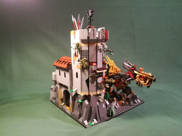LEGO MOC - Фантастические твари и кто их фантазирует - Императорский метаморфозмей (Золотой Ужас).: Западная башня использовалась для обороны и в качестве наблюдательного поста.