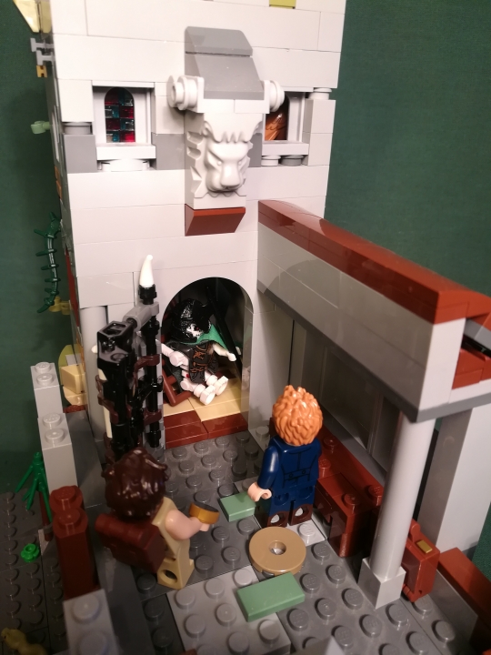 LEGO MOC - Фантастические твари и кто их фантазирует - Императорский метаморфозмей (Золотой Ужас).: Внимание путешественников привлекла решётчатая дверь. Вот что они увидели, открыв её. По всей видимости, это бывший обитатель крепости, которую он не успел покинуть в далёком XV веке.
