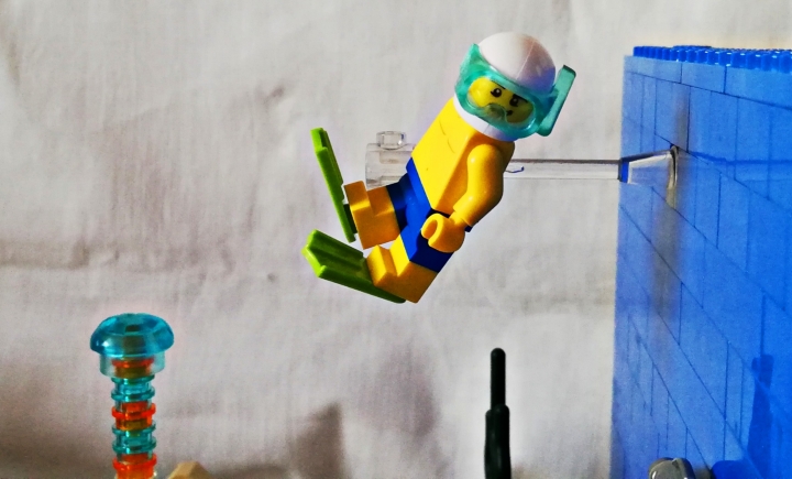 LEGO MOC - Фантастические твари и кто их фантазирует - Алмазный аллигатор : Парень-маггл. Наверно решил, что в маску к девушке пробрался крабик.
