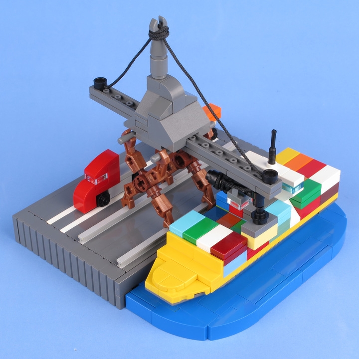 LEGO MOC - 16x16: Микро - МорПорт: Контейнеровоз стоит на погрузке. Грузовики подвозят новые контейнеры. Работа идёт!