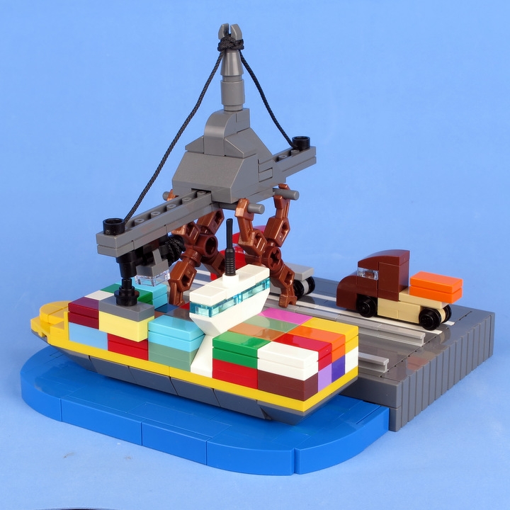 LEGO MOC - 16x16: Микро - МорПорт: Вид на корму контейнеровоза.