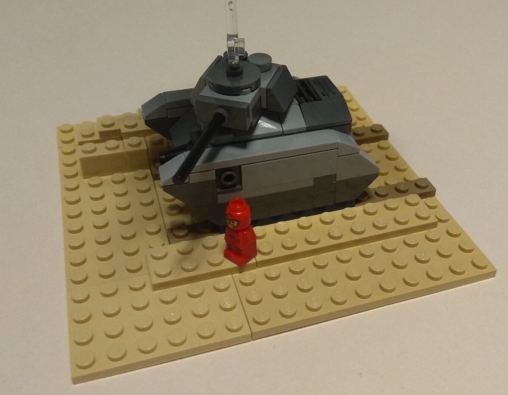 LEGO MOC - 16x16: Микро - Валькирия и химера.: Вид слева с фигуркой для масштаба.