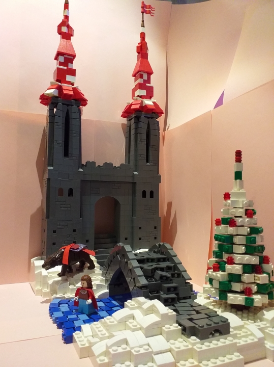 LEGO MOC - Новогодний Кубик 2020 - Красавица и Чудовище. Чудесное Рождество: Здесь Белль катается на коньках по замерзшемему озеру у замка