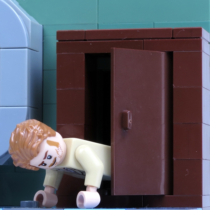 LEGO MOC - LEGO-конкурс 16x16: 'Иллюстрация' - Виктор Пелевин 'Принц ГосПлана': </center></i><br>Саша приподнялся  на  руках  и оглянулся - за  его спиной поскрипывала раскрытая дверца стенного шкафа, из которой еще планировали на пол  какие-то бумаги.<br>
